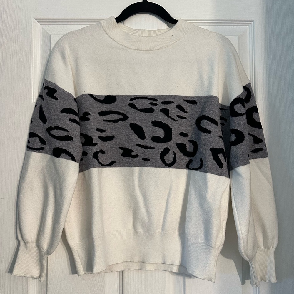 Elegant Leopard Print Sweater - Cream and Gray